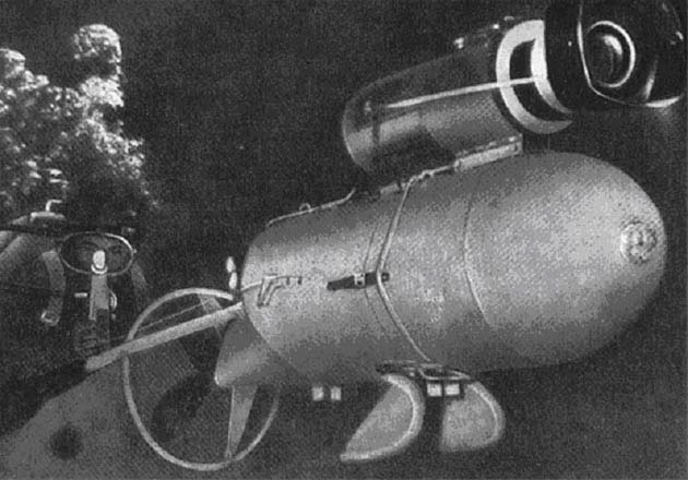 Альбер Фалъко со скутером, на котором установлена подводная кинокамера. 