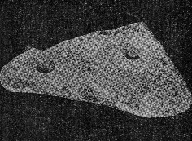 Каменный якорь неправильной формы с двумя отверстиями, найдены около Созопола