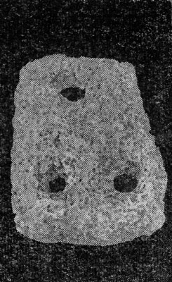 Трапециевидный каменный якорь с тремя отверстиями из Помория