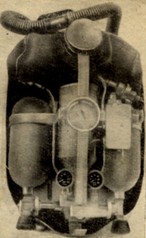 Автономный дыхательный аппарат SM-I фирмы «Дрегер» (ФРГ). Этот аппарат относится к аппаратам с полузамкнутым циклом дыхания. Содержание кислорода в смеси, подаваемой в дыхательный мешок из баллонов, регулируется автоматически в соответствии с изменением глубины погружения
