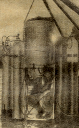 Ганс Келлер перед погружением на глубину 156 м Самодельный водолазный колокол, сооруженный из старого топливного бака, использовался им при проведении первых глубоководных погружений