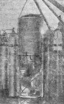 Ганс Келлер перед погружением на глубину 156 м. Самодельный водолазный колокол, сооруженный из старого топливного бака, использовался им при проведении первых глубоководных погружений