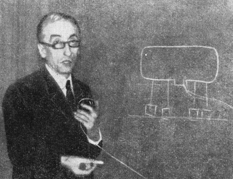 Жак-Ив Кусто объясняет план проведения операции 'Преконтинент-1'. На изображенном им рисунке - первый в мире подводный дом