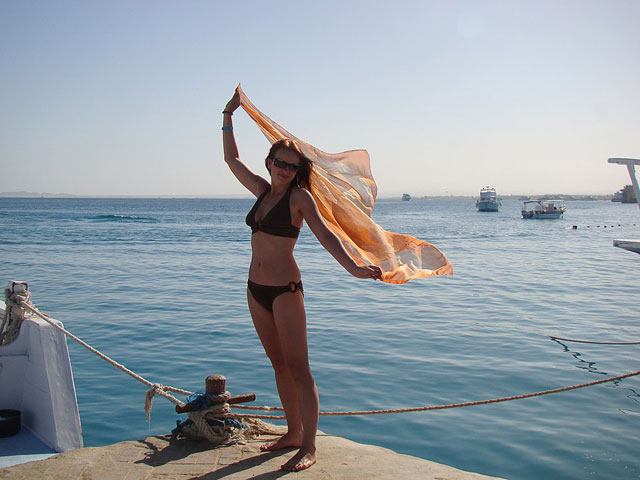  - https://upload.wikimedia.org/wikipedia/commons/thumb/d/de/Tourism_in_Egypt_-_at_the_Red_Sea.JPG/960px-Tourism_in_Egypt_-_at_the_Red_Sea.JPG