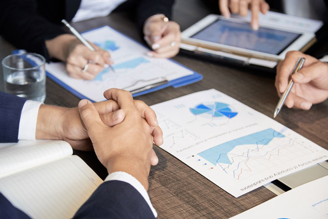 �������������� ����������������� ������� - https://ru.freepik.com/free-photo/crop-colleagues-with-papers-tablet_5767103.htm#fromView=search&page=1&position=2&uuid=b9e6ebe9-9974-422b-b175-312cf2096267&query=%D0%9A%D0%B0%D0%B7%D0%B0%D1%85%D1%81%D1%82%D0%B0%D0%BD+%D0%B1%D0%B8%D0%B7%D0%BD%D0%B5%D1%81+